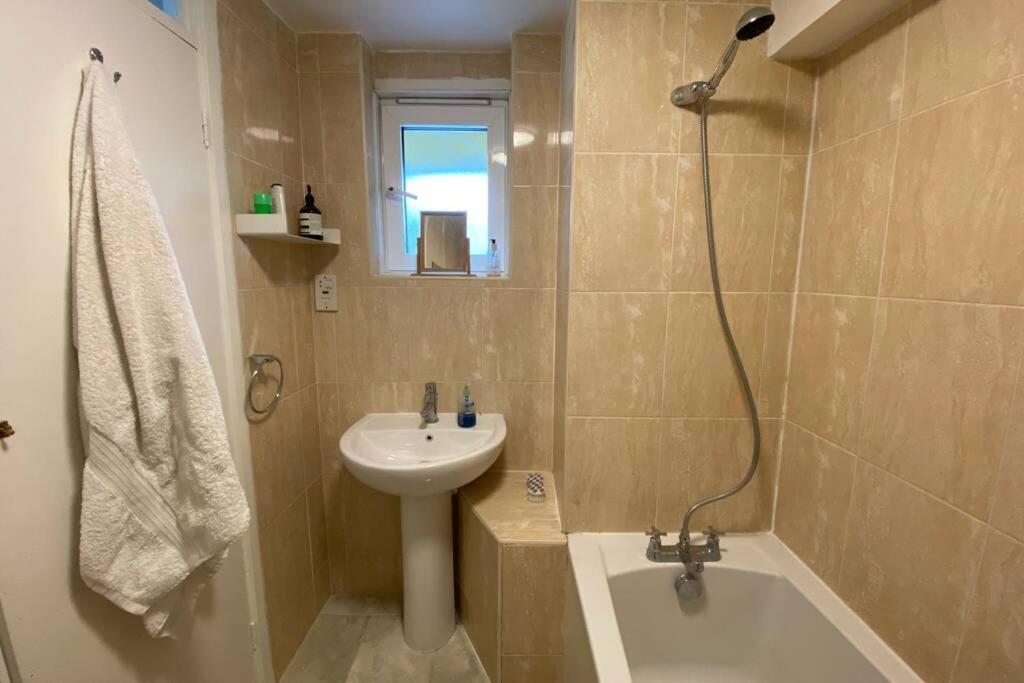 Two Bedroom Garden Flat In Zone 2 Londra Dış mekan fotoğraf